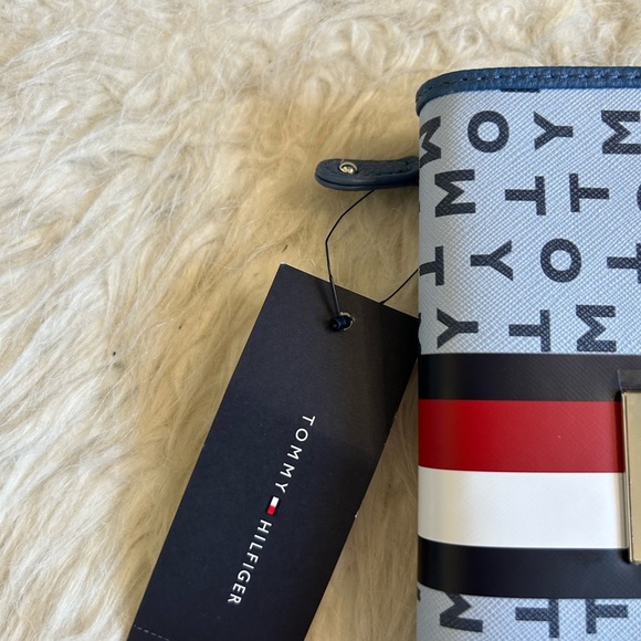 NWT Woman’s Tommy Hilfiger Faux Leather Folding Wallet With LOGO Design - Picture 8 of 9